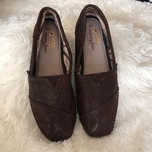 BOBS from Skechers W8 shiny brown .
